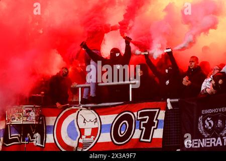 HEERENVEEN - PSV-Fans nach dem niederländischen Eredivisie-Spiel zwischen sc Heerenveen und PSV Eindhoven im Abe Lenstra Stadium am 25. April 2024 in Heerenveen, Niederlande. ANP OLAF KRAAK Stockfoto