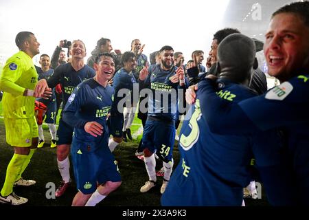 HEERENVEEN - PSV-Spieler nach dem niederländischen Eredivisie-Spiel zwischen sc Heerenveen und PSV Eindhoven im Abe Lenstra Stadium am 25. April 2024 in Heerenveen, Niederlande. ANP OLAF KRAAK Stockfoto