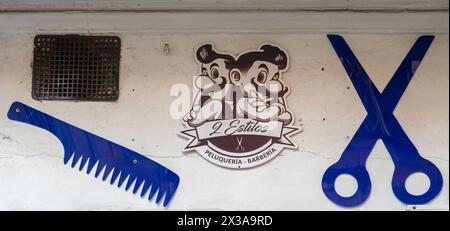Kunstwerk an der Wand eines Friseursalons, in dem Friseurarbeiten in der Altstadt von Havanna, Kuba angekündigt werden Stockfoto