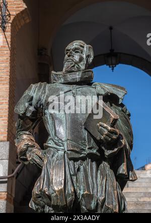 Statue von Cervantes am Arco de la Sangre, einem historischen arabischen Stadttor, ehemals Bab-al-Yayl in der alten Kaiserstadt Toledo in Kastilien La Mancha, Stockfoto