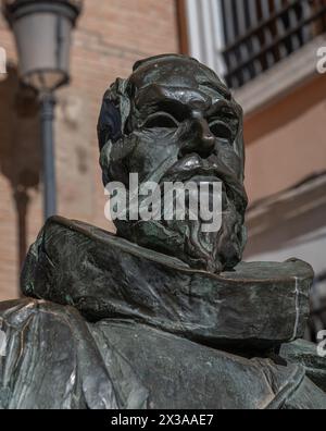 Statue von Cervantes am Arco de la Sangre, einem historischen arabischen Stadttor, ehemals Bab-al-Yayl in der alten Kaiserstadt Toledo in Kastilien La Mancha, Stockfoto