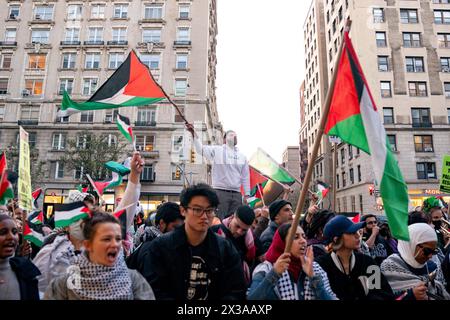 New York, USA. April 2024. Außerhalb Palästinas Solidaritätsbefürworter in New York, New York am 20. April 2024. (Foto: Skhmani Kaur/SIPA USA) Credit: SIPA USA/Alamy Live News Stockfoto