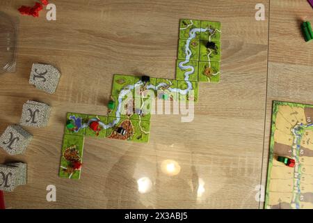 Mozyr, Weißrussland, 03. April 2024: Brettspiel carcassonne mit Overhead-Spielelementen Stockfoto