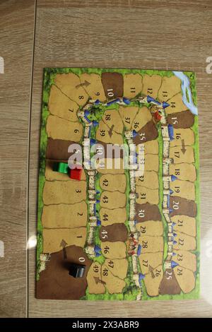 Mozyr, Weißrussland, 03. April 2024: Tablette carcassonne zur Berechnung des Fortschritts der Spielerpunkte. Auf der Karte, wie von oben gesehen Stockfoto