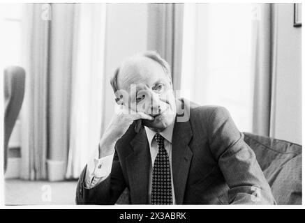 NEIL KINNOCK, EHEMALIGER PARTEIVORSITZENDER DER Labour Party, 1993: Ein Porträt des ehemaligen Parteivorsitzenden Neil Kinnock, aufgenommen am 6. April 1993 in der 1 Parliament Street, London, England, Vereinigtes Königreich. Foto: Rob Watkins. INFO: Dieses Foto wurde anlässlich eines Jahres aufgenommen, seit Neil Kinnock die Parlamentswahlen 1992 verlor, seine zweite Niederlage bei den nationalen Wahlen. Er hatte eine Menge Seelenforschung im Jahr dazwischen gemacht und es hatte sein Auftreten geprägt. Stockfoto