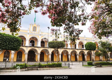 Das Nationalmuseum für guatemaltekische Kunst im historischen Hauptmann-General-Palast auf der zentralen plaza in Antigua, Guatemala. Stockfoto