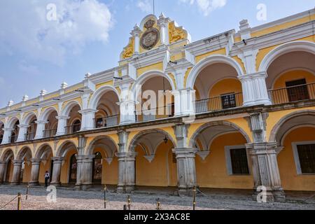 Das Nationalmuseum für guatemaltekische Kunst im historischen Hauptmann-General-Palast auf der zentralen plaza in Antigua, Guatemala. Stockfoto