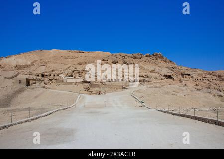 Panoramablick über die Nekropolis von Dra' Abu el-Naga am Westufer von Luxor, Ägypten Stockfoto