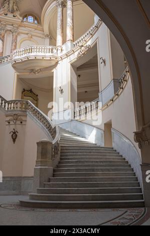 Innenansicht des Großen Theaters Alicia Alonso in Havanna, Kuba, mit den großen Treppen im Haupteingang. Stockfoto