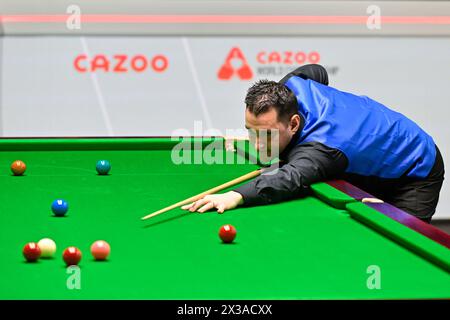 Tom Ford macht während der Cazoo World Championships 2024 im Crucible Theatre, Sheffield, Großbritannien, 25. April 2024 (Foto: Cody Froggatt/News Images) Stockfoto