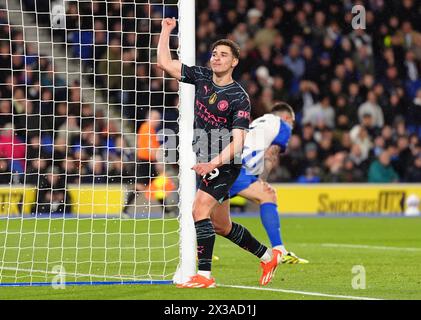 Julian Alvarez von Manchester City feiert sein viertes Tor während des Spiels der Premier League im American Express Stadium in Brighton. Bilddatum: Donnerstag, 25. April 2024. Stockfoto