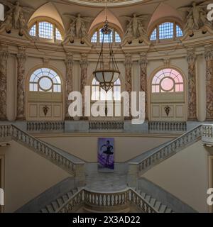 Innenansicht des Großen Theaters Alicia Alonso in Havanna, Kuba, mit den großen Treppen im Haupteingang. Stockfoto