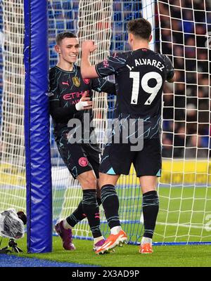 Julian Alvarez von Manchester City feiert mit Phil Foden, nachdem er sein viertes Tor im Premier League-Spiel im American Express Stadium in Brighton erzielt hat. Bilddatum: Donnerstag, 25. April 2024. Stockfoto