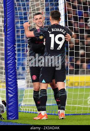 Julian Alvarez von Manchester City feiert mit Phil Foden, nachdem er sein viertes Tor im Premier League-Spiel im American Express Stadium in Brighton erzielt hat. Bilddatum: Donnerstag, 25. April 2024. Stockfoto