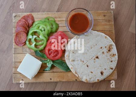 Hausgemachte Pizzazutaten, Essenskits für zuhause oder für einen lustigen Familienabend. Stockfoto