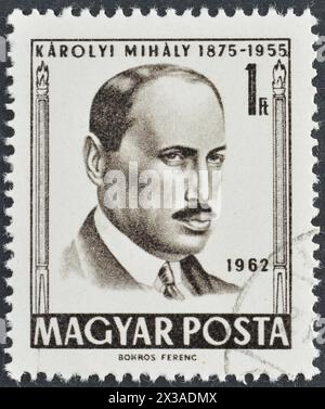 Von Ungarn gedruckte gestempelte Briefmarke, die Mihály Károlyi (1875-1955) Politiker zeigt, um 1962. Stockfoto