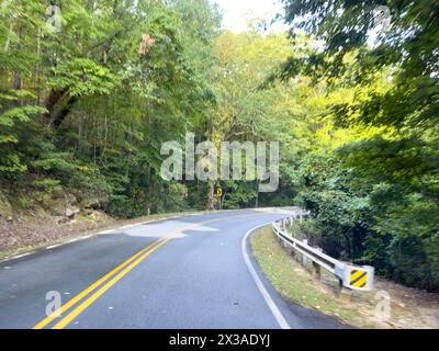 Tallulah Falls, GA USA - 6. Oktober 2023: Fahrt durch die malerische Gegend des Tallulah Falls State Park in Georgia USA. Stockfoto