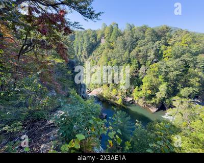 Die malerische Wasserfälle im Tallulah Falls State Park in Georgia, USA an einem sonnigen Tag. Stockfoto