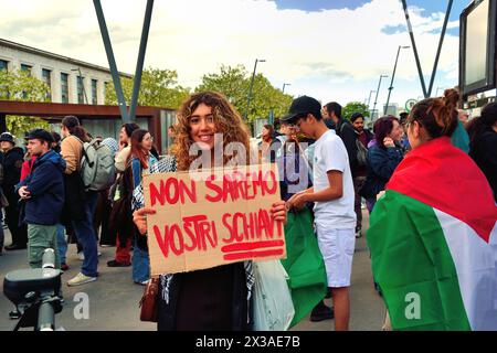 Padua, Italien, 25. April 2024. Tag Der Befreiung. Zum 79. Jahrestag der Befreiung zieht eine antifaschistische Demonstration durch die Straßen von Padua. Tausend alte und junge Menschen marschieren zusammen und wiederholen Parolen gegen die aktuelle italienische rechte Regierung, gegen die israelische Regierung, die das palästinensische Volk ausrotten will, gegen die USA und andere westliche Regierungen, die die Rüstung Israels und der Ukraine finanzieren, und gegen die N.A.T.O. Credits: Ferdinando Piezzi/Alamy Live News Stockfoto