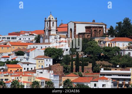 Portugal, Algarve, Panoramablick auf die mittelalterliche Stadt Silves - Kathedrale und die Burg am Horizont. Stockfoto