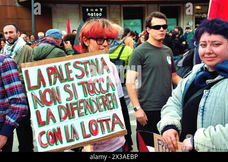 Padua, Italien, 25. April 2024. Tag Der Befreiung. Zum 79. Jahrestag der Befreiung zieht eine antifaschistische Demonstration durch die Straßen von Padua. Tausend alte und junge Menschen marschieren zusammen und wiederholen Parolen gegen die aktuelle italienische rechte Regierung, gegen die israelische Regierung, die das palästinensische Volk ausrotten will, gegen die USA und andere westliche Regierungen, die die Rüstung Israels und der Ukraine finanzieren, und gegen die N.A.T.O. Credits: Ferdinando Piezzi/Alamy Live News Stockfoto