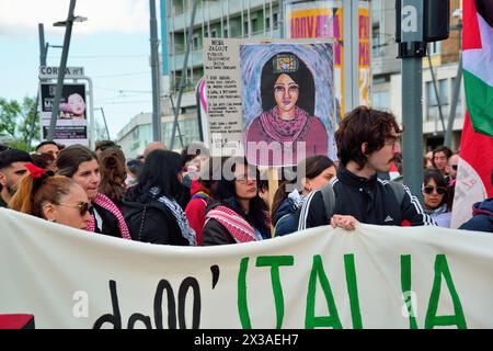 Padua, Italien, 25. April 2024. Tag Der Befreiung. Zum 79. Jahrestag der Befreiung zieht eine antifaschistische Demonstration durch die Straßen von Padua. Tausend alte und junge Menschen marschieren zusammen und wiederholen Parolen gegen die aktuelle italienische rechte Regierung, gegen die israelische Regierung, die das palästinensische Volk ausrotten will, gegen die USA und andere westliche Regierungen, die die Rüstung Israels und der Ukraine finanzieren, und gegen die N.A.T.O. Credits: Ferdinando Piezzi/Alamy Live News Stockfoto