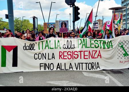 Padua, Italien, 25. April 2024. Tag Der Befreiung. Zum 79. Jahrestag der Befreiung zieht eine antifaschistische Demonstration durch die Straßen von Padua. Tausend alte und junge Menschen marschieren zusammen und wiederholen Parolen gegen die aktuelle italienische rechte Regierung, gegen die israelische Regierung, die das palästinensische Volk ausrotten will, gegen die USA und andere westliche Regierungen, die die Rüstung Israels und der Ukraine finanzieren, und gegen die N.A.T.O. Credits: Ferdinando Piezzi/Alamy Live News Stockfoto