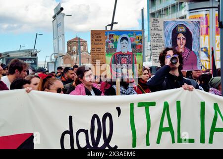 Padua, Italien, 25. April 2024. Tag Der Befreiung. Zum 79. Jahrestag der Befreiung zieht eine antifaschistische Demonstration durch die Straßen von Padua. Tausend alte und junge Menschen marschieren zusammen und wiederholen Parolen gegen die aktuelle italienische rechte Regierung, gegen die israelische Regierung, die das palästinensische Volk ausrotten will, gegen die USA und andere westliche Regierungen, die die Rüstung Israels und der Ukraine finanzieren, und gegen die N.A.T.O. Credits: Ferdinando Piezzi/Alamy Live News Stockfoto