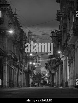 Straßenfotografie am frühen Morgen, die die alten Gebäude der Altstadt zeigen, die zum Kapitol in Havanna, Kuba, führen Stockfoto