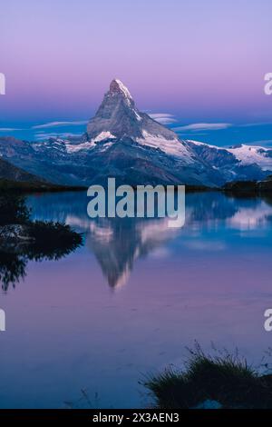 The Matterhorn reflected in Stellisee lake in the Swiss Alps Stockfoto
