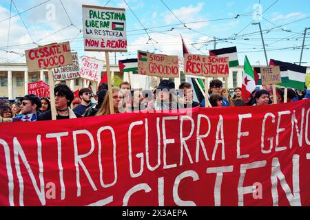 Padua, Italien, 25. April 2024. Tag Der Befreiung. Zum 79. Jahrestag der Befreiung zieht eine antifaschistische Demonstration durch die Straßen von Padua. Tausend alte und junge Menschen marschieren zusammen und wiederholen Parolen gegen die aktuelle italienische rechte Regierung, gegen die israelische Regierung, die das palästinensische Volk ausrotten will, gegen die USA und andere westliche Regierungen, die die Rüstung Israels und der Ukraine finanzieren, und gegen die N.A.T.O. Credits: Ferdinando Piezzi/Alamy Live News Stockfoto