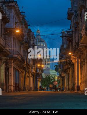 Straßenfotografie am frühen Morgen, die die alten Gebäude der Altstadt zeigen, die zum Kapitol in Havanna, Kuba, führen Stockfoto