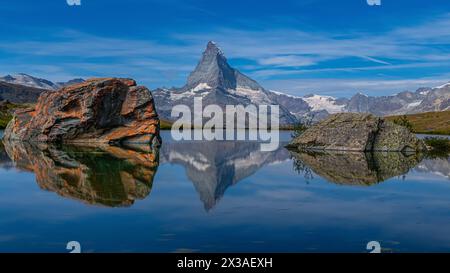 Das Matterhorn spiegelte sich im Stellisee in den Schweizer Alpen Stockfoto