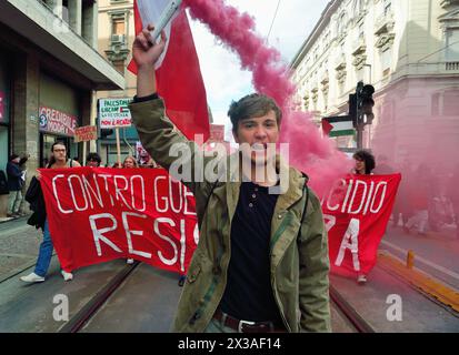 Padua, Italien, 25. April 2024. Tag Der Befreiung. Zum 79. Jahrestag der Befreiung zieht eine antifaschistische Demonstration durch die Straßen von Padua. Tausend alte und junge Menschen marschieren zusammen und wiederholen Parolen gegen die aktuelle italienische rechte Regierung, gegen die israelische Regierung, die das palästinensische Volk ausrotten will, gegen die USA und andere westliche Regierungen, die die Rüstung Israels und der Ukraine finanzieren, und gegen die N.A.T.O. Credits: Ferdinando Piezzi/Alamy Live News Stockfoto