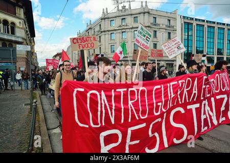 Padua, Italien, 25. April 2024. Tag Der Befreiung. Zum 79. Jahrestag der Befreiung zieht eine antifaschistische Demonstration durch die Straßen von Padua. Tausend alte und junge Menschen marschieren zusammen und wiederholen Parolen gegen die aktuelle italienische rechte Regierung, gegen die israelische Regierung, die das palästinensische Volk ausrotten will, gegen die USA und andere westliche Regierungen, die die Rüstung Israels und der Ukraine finanzieren, und gegen die N.A.T.O. Credits: Ferdinando Piezzi/Alamy Live News Stockfoto