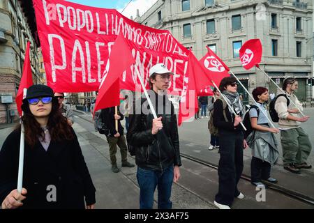 Padua, Italien, 25. April 2024. Tag Der Befreiung. Zum 79. Jahrestag der Befreiung zieht eine antifaschistische Demonstration durch die Straßen von Padua. Tausend alte und junge Menschen marschieren zusammen und wiederholen Parolen gegen die aktuelle italienische rechte Regierung, gegen die israelische Regierung, die das palästinensische Volk ausrotten will, gegen die USA und andere westliche Regierungen, die die Rüstung Israels und der Ukraine finanzieren, und gegen die N.A.T.O. Credits: Ferdinando Piezzi/Alamy Live News Stockfoto