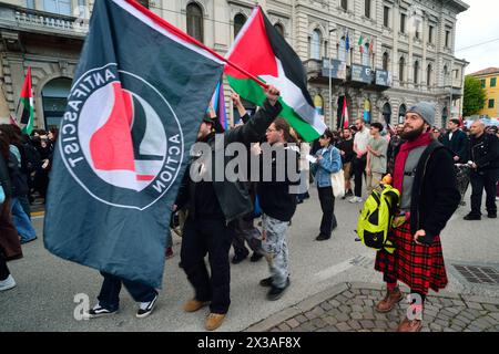 Padua, Italien, 25. April 2024. Tag Der Befreiung. Zum 79. Jahrestag der Befreiung zieht eine antifaschistische Demonstration durch die Straßen von Padua. Tausend alte und junge Menschen marschieren zusammen und wiederholen Parolen gegen die aktuelle italienische rechte Regierung, gegen die israelische Regierung, die das palästinensische Volk ausrotten will, gegen die USA und andere westliche Regierungen, die die Rüstung Israels und der Ukraine finanzieren, und gegen die N.A.T.O. Credits: Ferdinando Piezzi/Alamy Live News Stockfoto