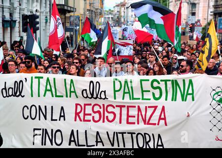 Padua, Italien, 25. April 2024. Tag Der Befreiung. Zum 79. Jahrestag der Befreiung zieht eine antifaschistische Demonstration durch die Straßen von Padua. Tausend alte und junge Menschen marschieren zusammen und wiederholen Parolen gegen die aktuelle italienische rechte Regierung, gegen die israelische Regierung, die das palästinensische Volk ausrotten will, gegen die USA und andere westliche Regierungen, die die Rüstung Israels und der Ukraine finanzieren, und gegen die N.A.T.O. Credits: Ferdinando Piezzi/Alamy Live News Stockfoto