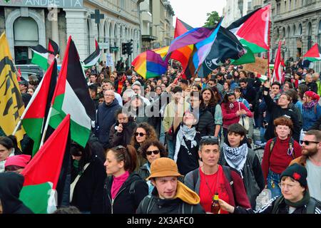 Padua, Italien, 25. April 2024. Tag Der Befreiung. Zum 79. Jahrestag der Befreiung zieht eine antifaschistische Demonstration durch die Straßen von Padua. Tausend alte und junge Menschen marschieren zusammen und wiederholen Parolen gegen die aktuelle italienische rechte Regierung, gegen die israelische Regierung, die das palästinensische Volk ausrotten will, gegen die USA und andere westliche Regierungen, die die Rüstung Israels und der Ukraine finanzieren, und gegen die N.A.T.O. Credits: Ferdinando Piezzi/Alamy Live News Stockfoto