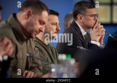 Kiew, Ukraine. April 2024. Der ukrainische Präsident Wolodymyr Zelenskyj, Zentrum, hört während eines Treffens mit Leitern ausländischer Missionen und internationaler Organisationen zu, um den bevorstehenden Globalen Friedensgipfel im Mariinski-Palast am 24. April 2024 in Kiew, Ukraine, zu diskutieren. Kredit: Ukrainischer Ratsvorsitz/Pressestelle Des Ukrainischen Präsidenten/Alamy Live News Stockfoto