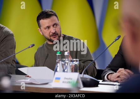 Kiew, Ukraine. April 2024. Der ukrainische Präsident Wolodymyr Zelenskyj hört während eines Treffens mit Leitern ausländischer Missionen und internationaler Organisationen zu, um den bevorstehenden Weltfriedensgipfel im Mariinski-Palast am 24. April 2024 in Kiew, Ukraine, zu erörtern. Kredit: Ukrainischer Ratsvorsitz/Pressestelle Des Ukrainischen Präsidenten/Alamy Live News Stockfoto