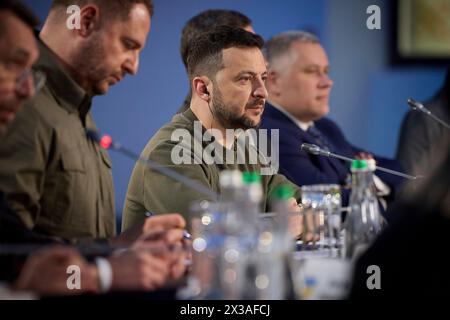 Kiew, Ukraine. April 2024. Der ukrainische Präsident Wolodymyr Zelenskyj, Zentrum, hört während eines Treffens mit Leitern ausländischer Missionen und internationaler Organisationen zu, um den bevorstehenden Globalen Friedensgipfel im Mariinski-Palast am 24. April 2024 in Kiew, Ukraine, zu diskutieren. Kredit: Ukrainischer Ratsvorsitz/Pressestelle Des Ukrainischen Präsidenten/Alamy Live News Stockfoto