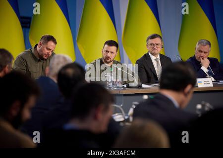 Kiew, Ukraine. April 2024. Der ukrainische Präsident Wolodymyr Zelenskyj, Zentrum, hört während eines Treffens mit Leitern ausländischer Missionen und internationaler Organisationen zu, um den bevorstehenden Globalen Friedensgipfel im Mariinski-Palast am 24. April 2024 in Kiew, Ukraine, zu diskutieren. Kredit: Ukrainischer Ratsvorsitz/Pressestelle Des Ukrainischen Präsidenten/Alamy Live News Stockfoto