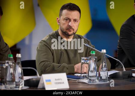 Kiew, Ukraine. April 2024. Der ukrainische Präsident Wolodymyr Zelenskyj hört während eines Treffens mit Leitern ausländischer Missionen und internationaler Organisationen zu, um den bevorstehenden Weltfriedensgipfel im Mariinski-Palast am 24. April 2024 in Kiew, Ukraine, zu erörtern. Kredit: Ukrainischer Ratsvorsitz/Pressestelle Des Ukrainischen Präsidenten/Alamy Live News Stockfoto