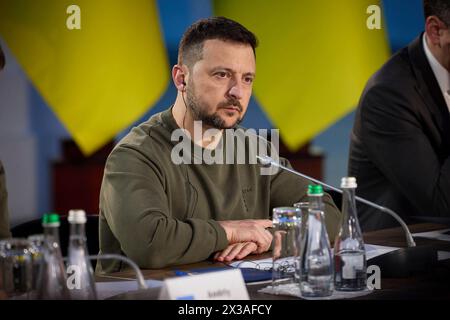 Kiew, Ukraine. April 2024. Der ukrainische Präsident Wolodymyr Zelenskyj hört während eines Treffens mit Leitern ausländischer Missionen und internationaler Organisationen zu, um den bevorstehenden Weltfriedensgipfel im Mariinski-Palast am 24. April 2024 in Kiew, Ukraine, zu erörtern. Kredit: Ukrainischer Ratsvorsitz/Pressestelle Des Ukrainischen Präsidenten/Alamy Live News Stockfoto