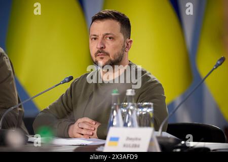 Kiew, Ukraine. April 2024. Der ukrainische Präsident Wolodymyr Zelenskyj hört während eines Treffens mit Leitern ausländischer Missionen und internationaler Organisationen zu, um den bevorstehenden Weltfriedensgipfel im Mariinski-Palast am 24. April 2024 in Kiew, Ukraine, zu erörtern. Kredit: Ukrainischer Ratsvorsitz/Pressestelle Des Ukrainischen Präsidenten/Alamy Live News Stockfoto