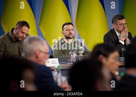 Kiew, Ukraine. April 2024. Der ukrainische Präsident Wolodymyr Zelenskyj, Zentrum, hört während eines Treffens mit Leitern ausländischer Missionen und internationaler Organisationen zu, um den bevorstehenden Globalen Friedensgipfel im Mariinski-Palast am 24. April 2024 in Kiew, Ukraine, zu diskutieren. Kredit: Ukrainischer Ratsvorsitz/Pressestelle Des Ukrainischen Präsidenten/Alamy Live News Stockfoto