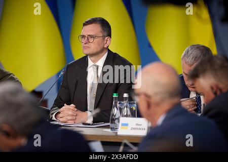 Kiew, Ukraine. April 2024. Der ukrainische Außenminister Dmytro Kuleba hört bei einem Treffen mit Leitern ausländischer Missionen und internationaler Organisationen zu, um den bevorstehenden Weltfriedensgipfel im Mariinski-Palast am 24. April 2024 in Kiew, Ukraine, zu erörtern. Kredit: Ukrainischer Ratsvorsitz/Pressestelle Des Ukrainischen Präsidenten/Alamy Live News Stockfoto