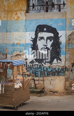 Ein Stück Street Art an einer Straßenecke in der Altstadt in Havanna, Kuba, zeigt das Gesicht von Che Guevara überlagert auf der kubanischen Flagge. Stockfoto