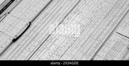 Gruppe alter Gleitstab-Analogrechner für mathematische Berechnungen Stockfoto